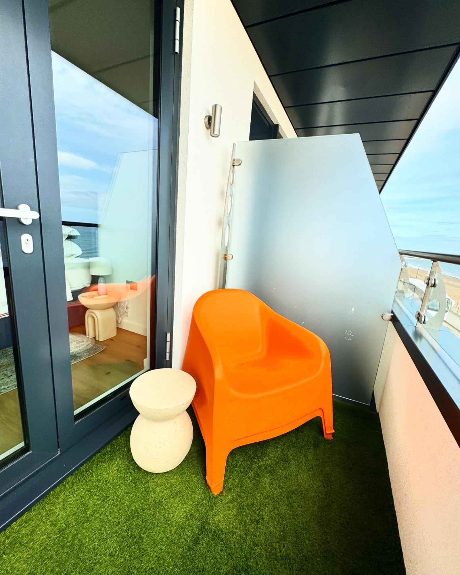 Stunning Beach Front Apartment With Sea Views, Free Parking & Balcony Ramsgate Eksteriør bilde