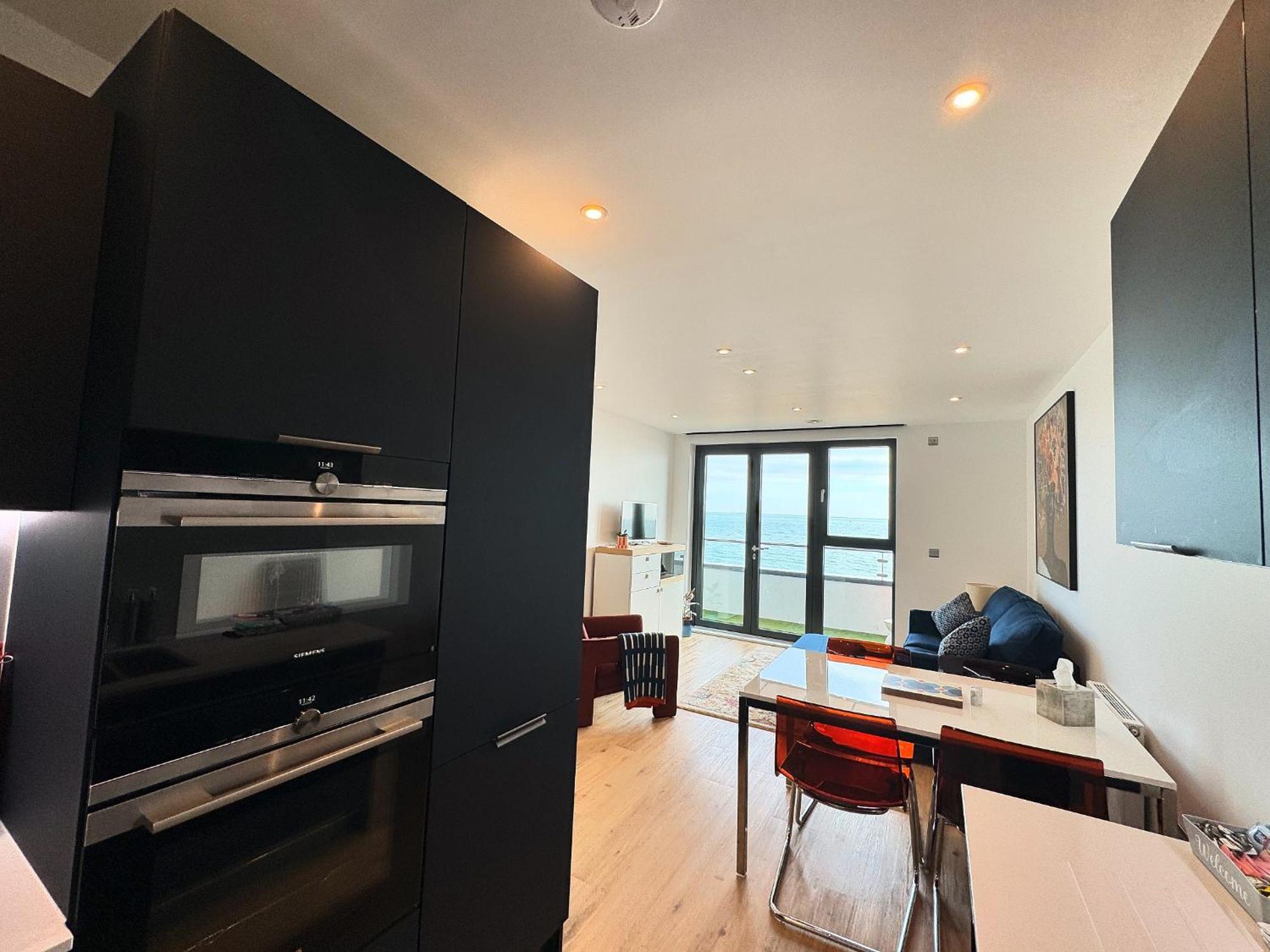 Stunning Beach Front Apartment With Sea Views, Free Parking & Balcony Ramsgate Eksteriør bilde