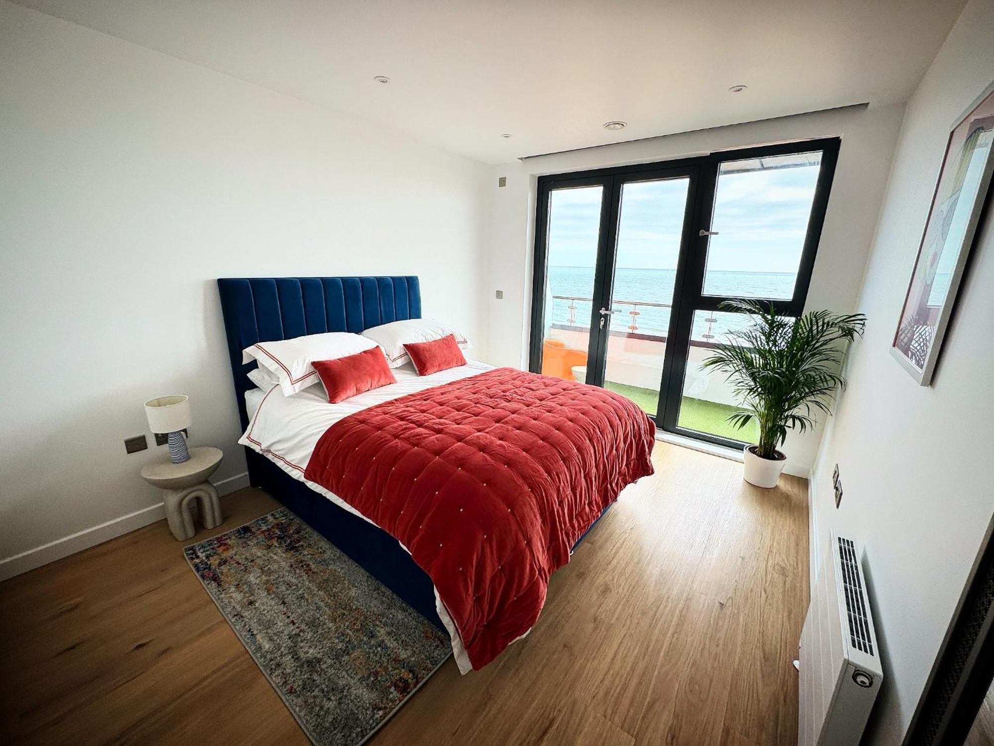 Stunning Beach Front Apartment With Sea Views, Free Parking & Balcony Ramsgate Eksteriør bilde