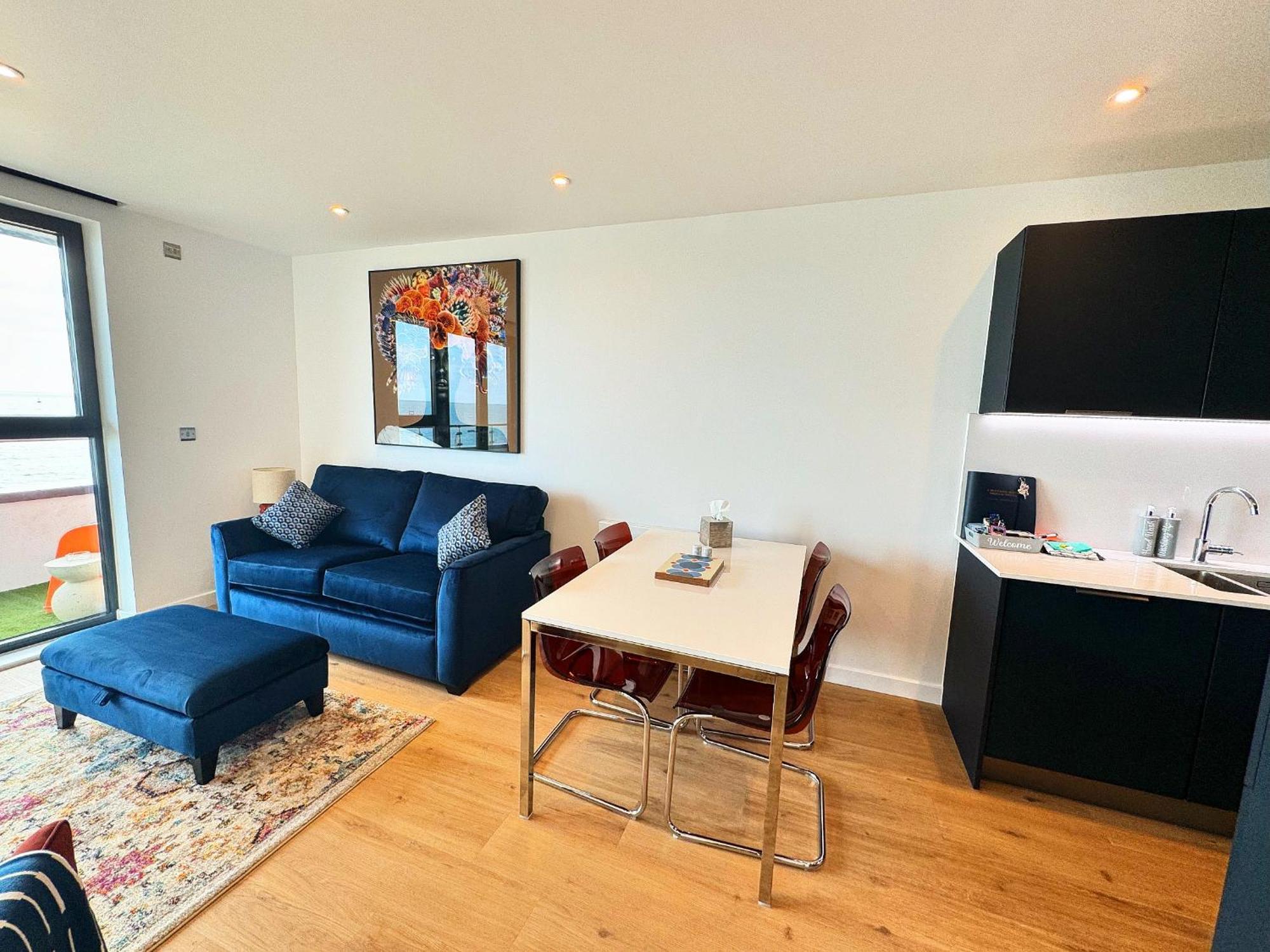 Stunning Beach Front Apartment With Sea Views, Free Parking & Balcony Ramsgate Eksteriør bilde