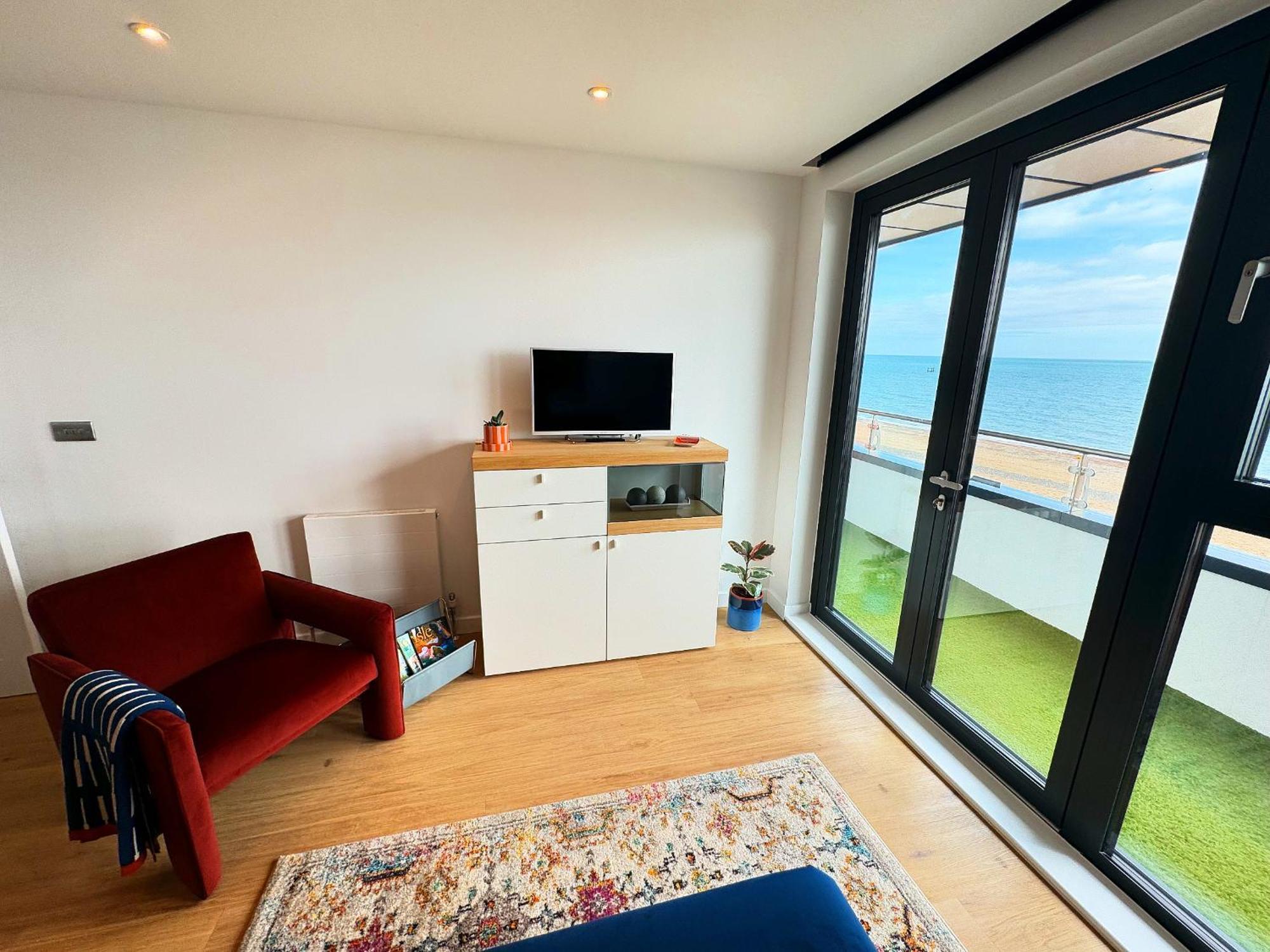 Stunning Beach Front Apartment With Sea Views, Free Parking & Balcony Ramsgate Eksteriør bilde